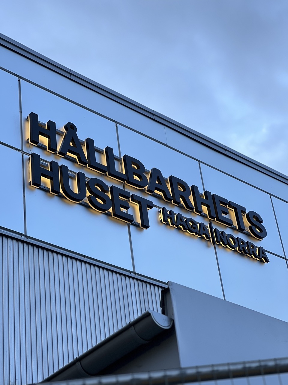 Fasadskyltar, Skyltlösning för företagsfasad, Moderna skyltlösningar för företagsfasad i Stockholm, Solna, Haga Norra. Kombinationen av stilren design och hållbara material gör skylten både funktionell och estetiskt tilltalande.