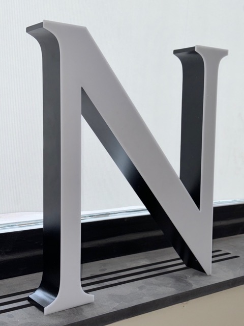 profil 5 bokstäver på fasad