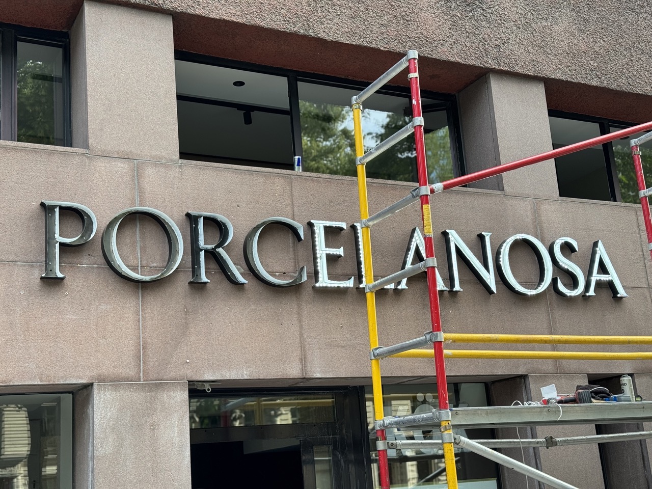 LED-belyst fasadskylt på företagsbyggnad i Stockholm