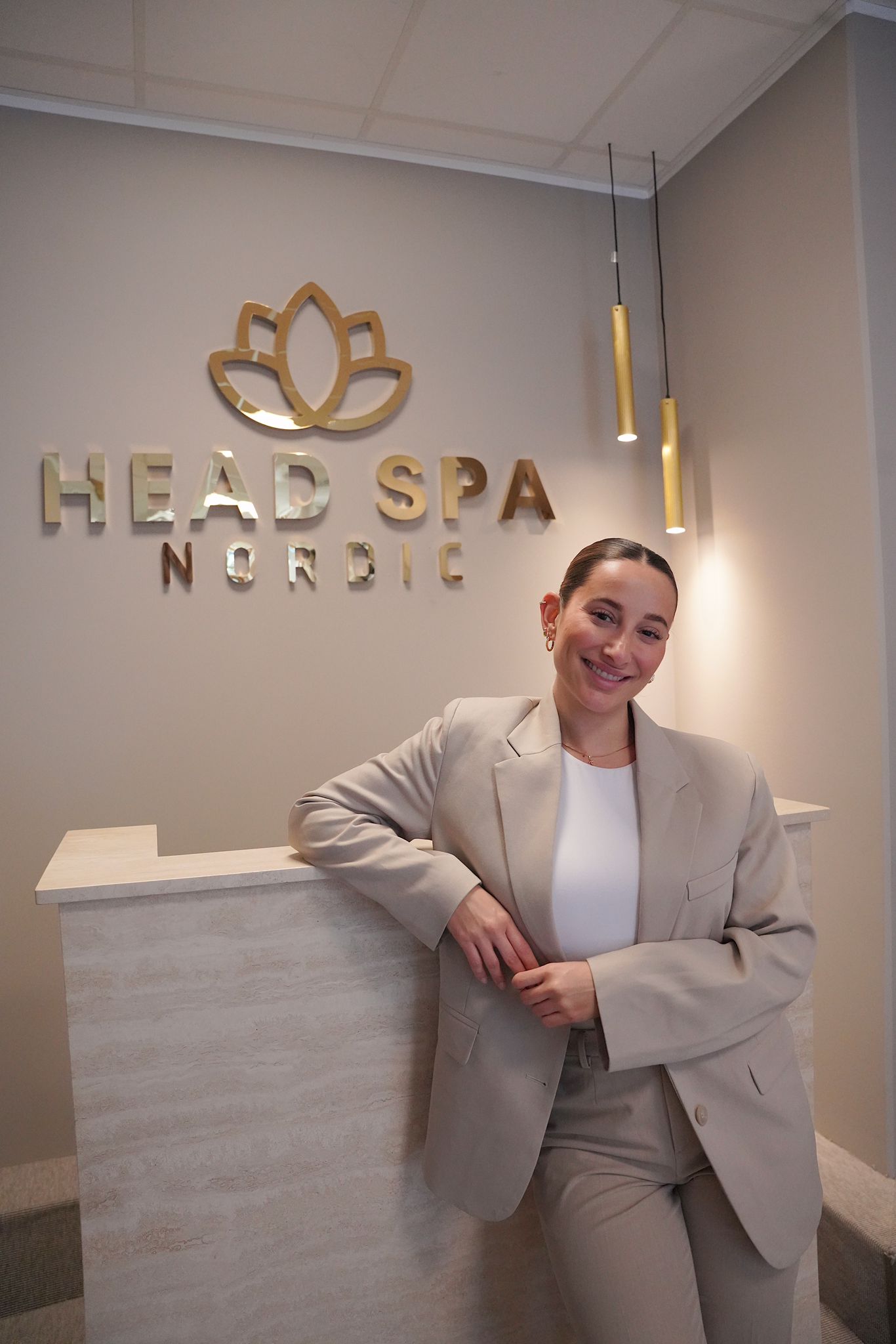 Denna vägskylt är designad för att vägleda kunder till ett företag beläget i Stockholm. Vägskyltar är en effektiv lösning för företag som är belägna i mindre synliga områden eller har ett stort kundflöde från både bilister och fotgängare. Med rätt utformning kan en vägskylt bidra till att öka företagets synlighet och hjälpa potentiella kunder att hitta rätt. Vägskyltar är också ett viktigt verktyg för att bygga igenkänning och skapa en starkare varumärkesnärvaro.